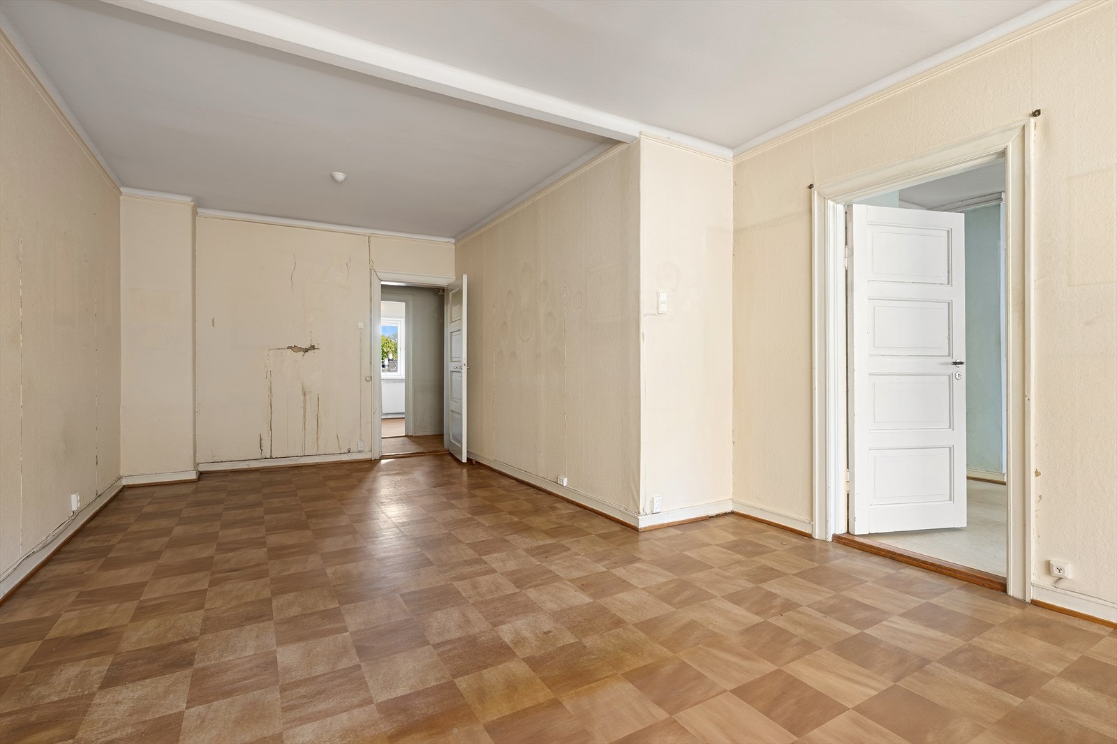 Leiligheten har en tradisjonell rominndeling og oppvarmes med radiatorer. Galleribilde