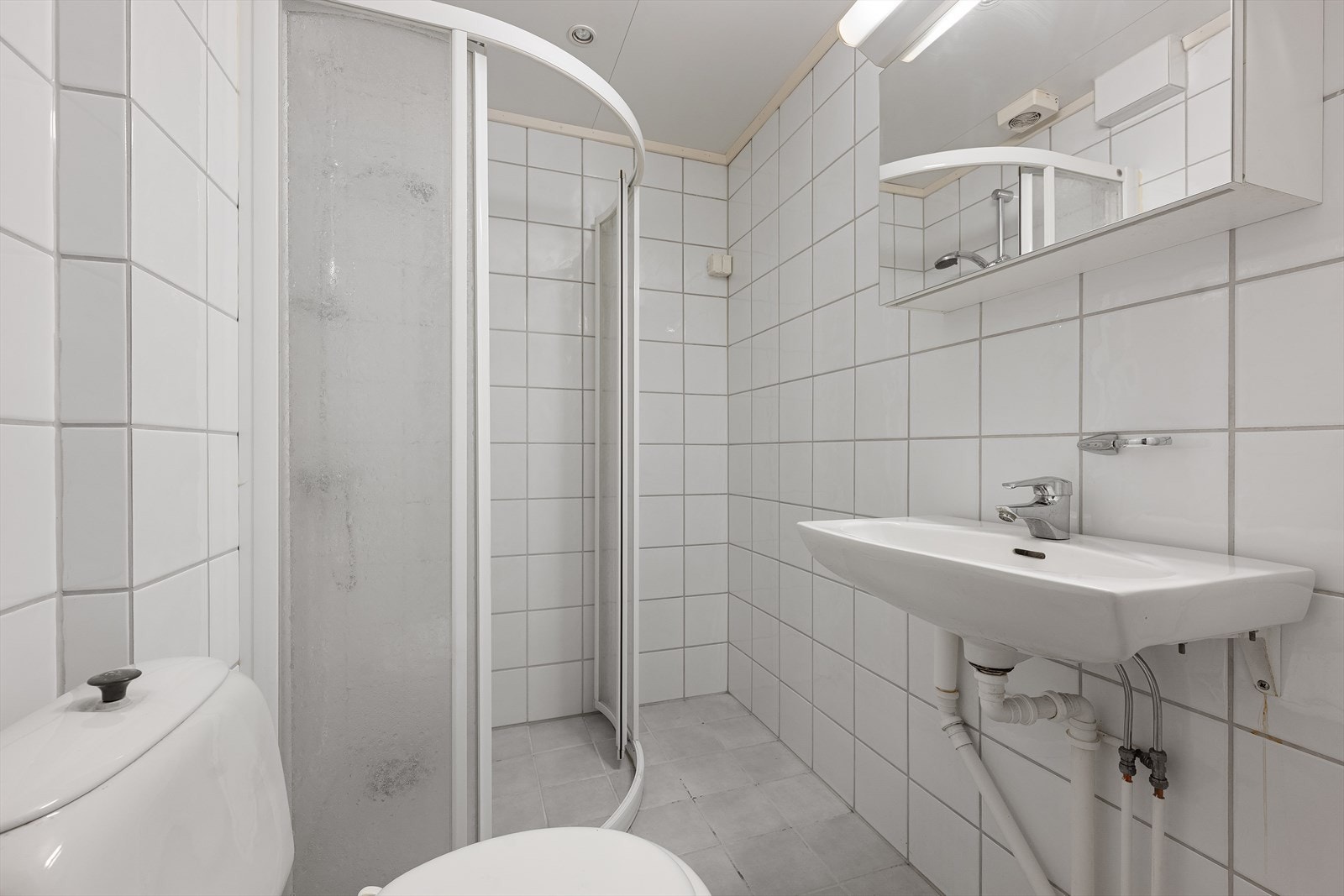Flislagt bad med gulvvarme og downlights i taket, pusset opp i 2000. Galleribilde