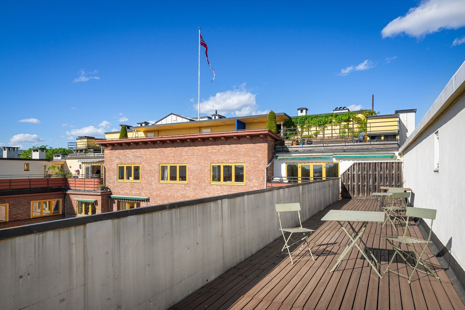 Her oppe er det gode solforhold og rikelig med plass for utemøbler. Galleribilde