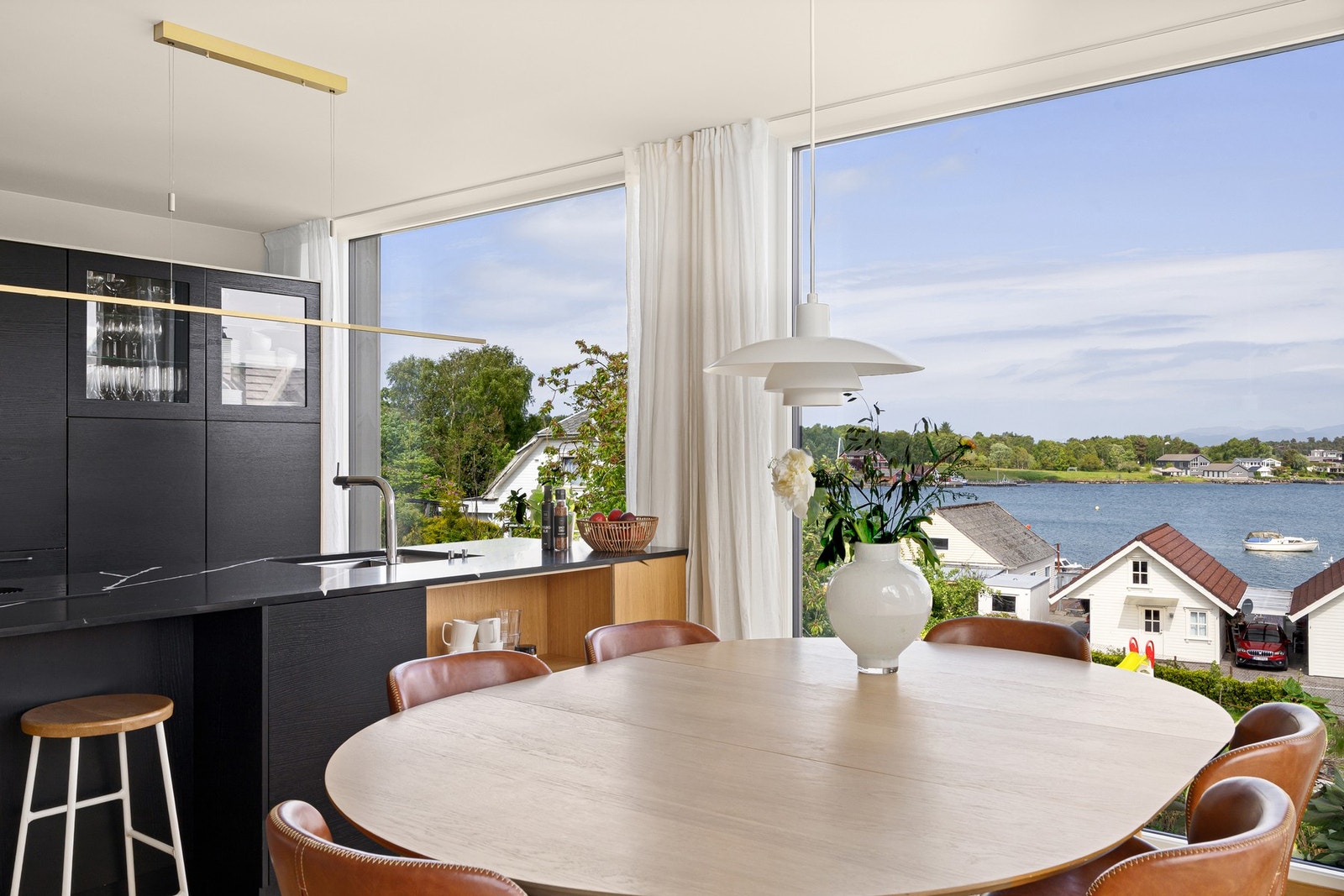 Det er god plass til ønsket spisegruppe. Galleribilde