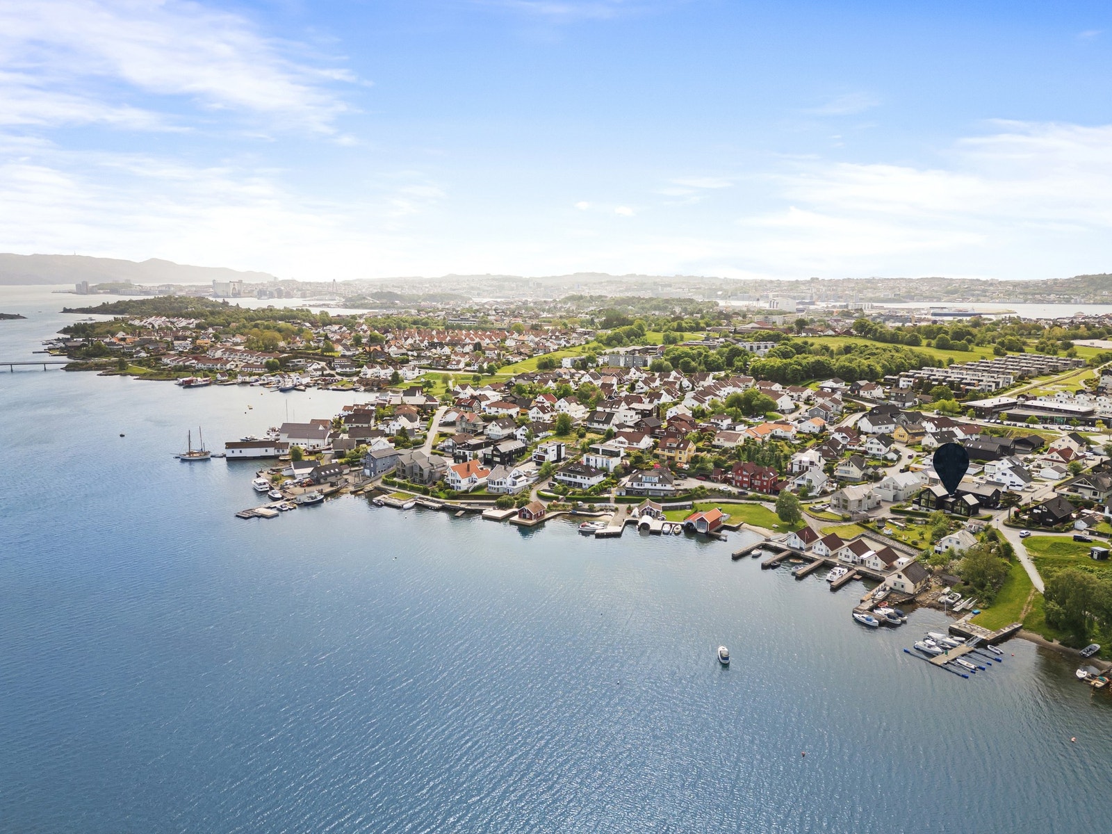 Kort vei til skole, barnehage, dagligvarebutikk og kollektivtransport bidrar til en enkel og praktisk hverdag. Galleribilde