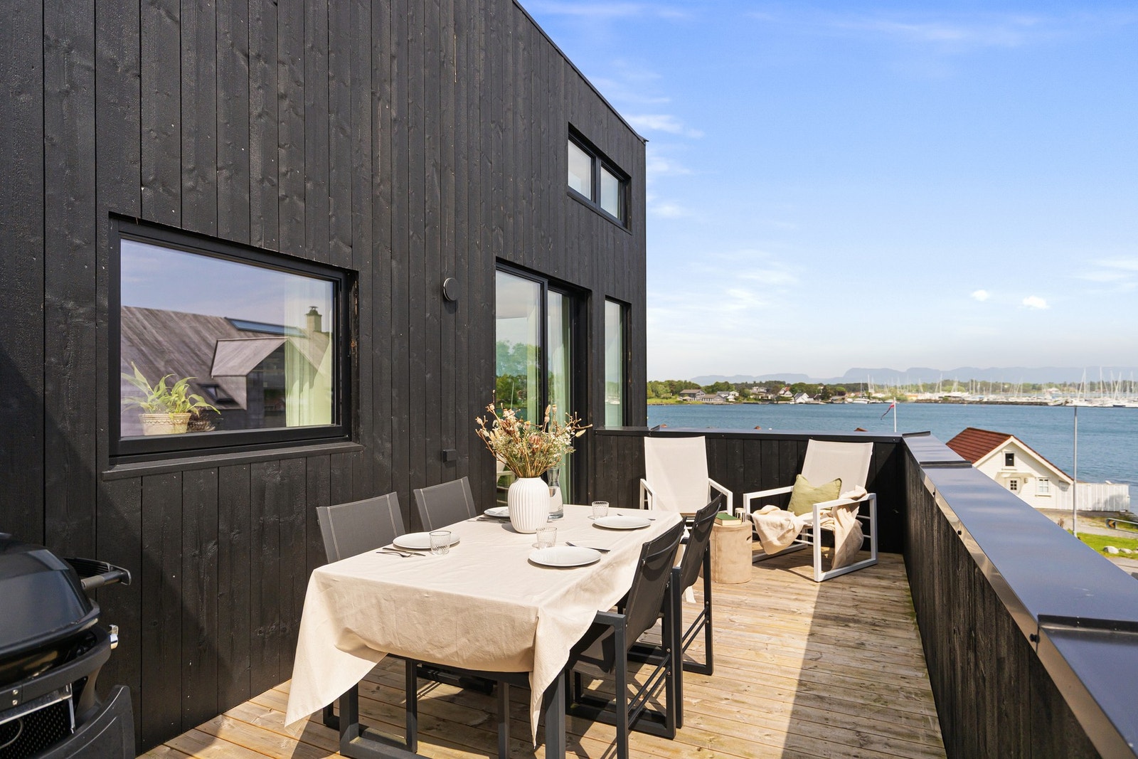 Boligen byr på flotte uteområder med terrasser, hage, gode solforhold og nydelig utsikt. Galleribilde