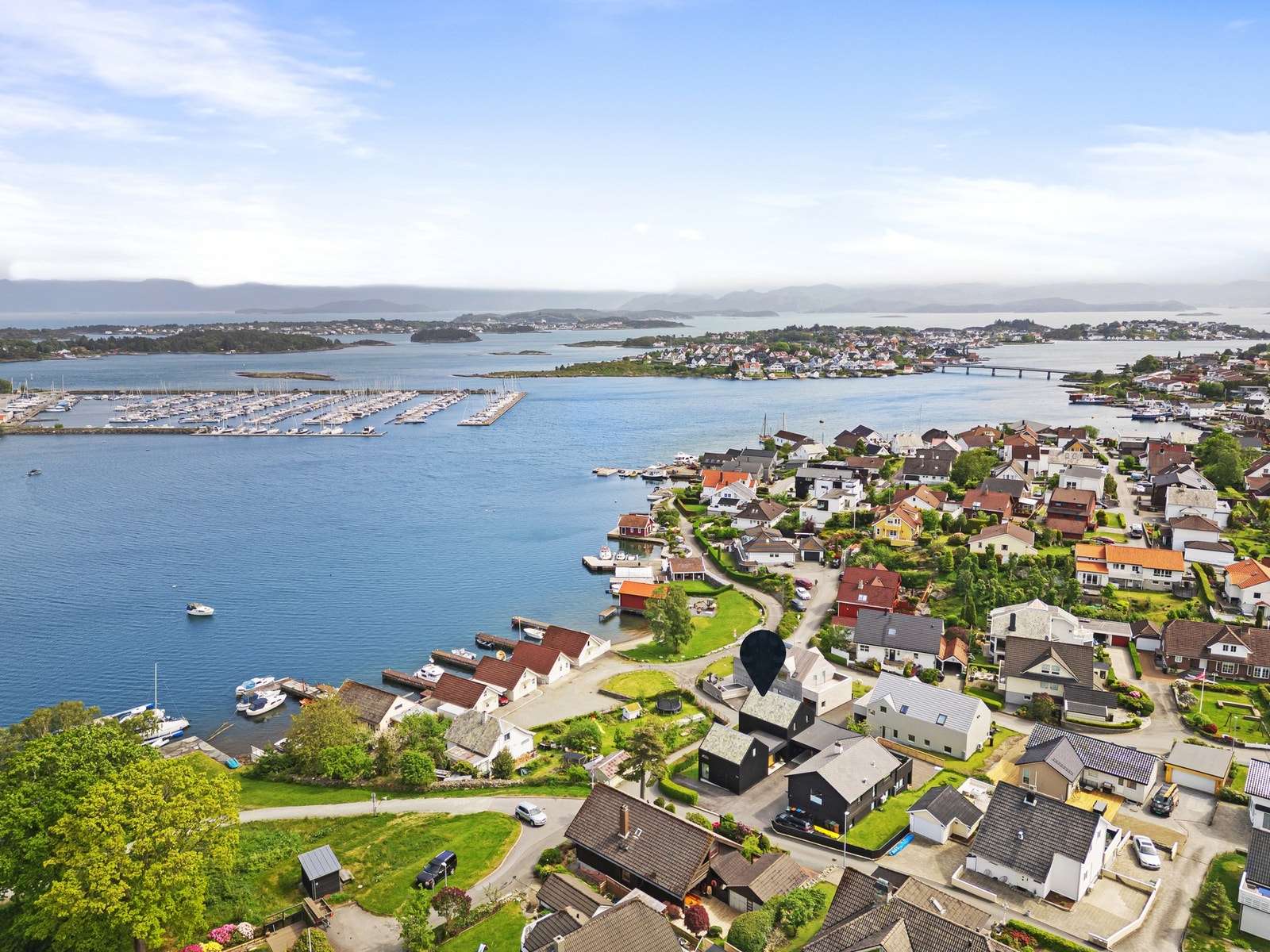Maritim beliggenhet med umiddelbar nærhet til sjøen og flotte naturområder. Galleribilde