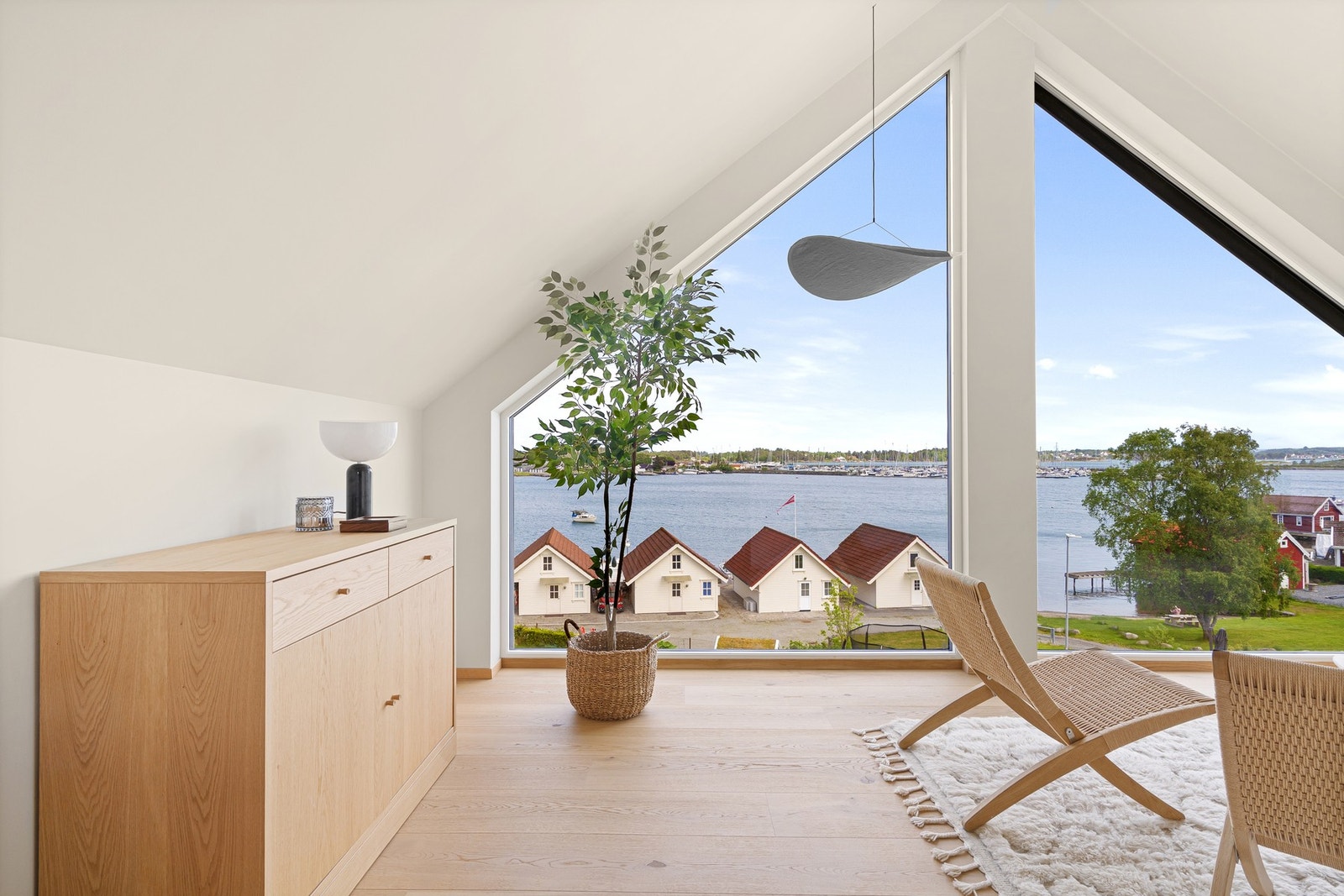 Loftstuen kan skilte med god takhøyde og flott utsikt. Galleribilde