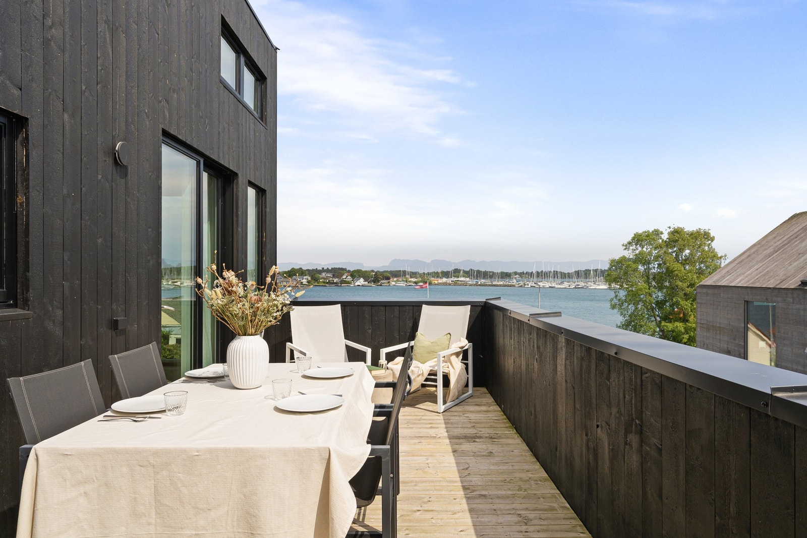 Terrassen er sørvendt med gode solforhold. Galleribilde