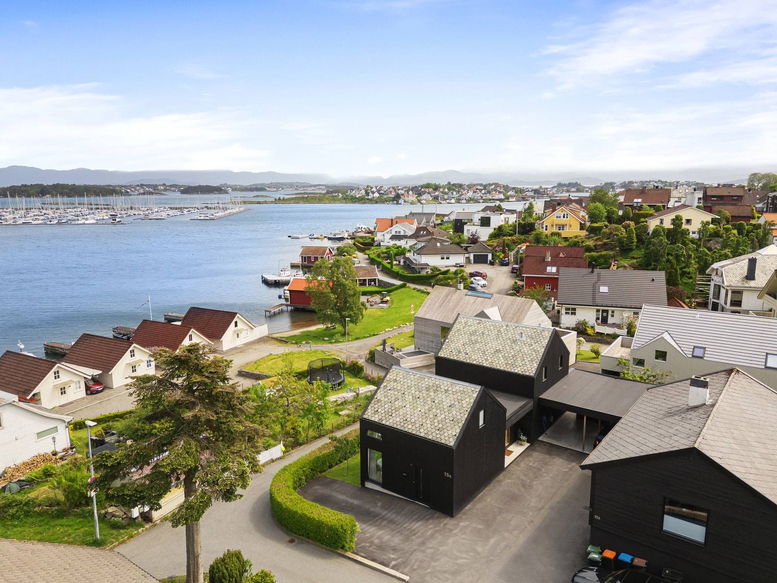 Det er gode parkeringsmuligheter i carport og på egen tomt. Galleribilde