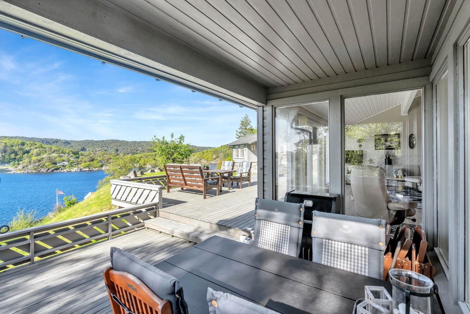 En del av terrassen er overbygd, noe som gir ly for vær og vind. Galleribilde