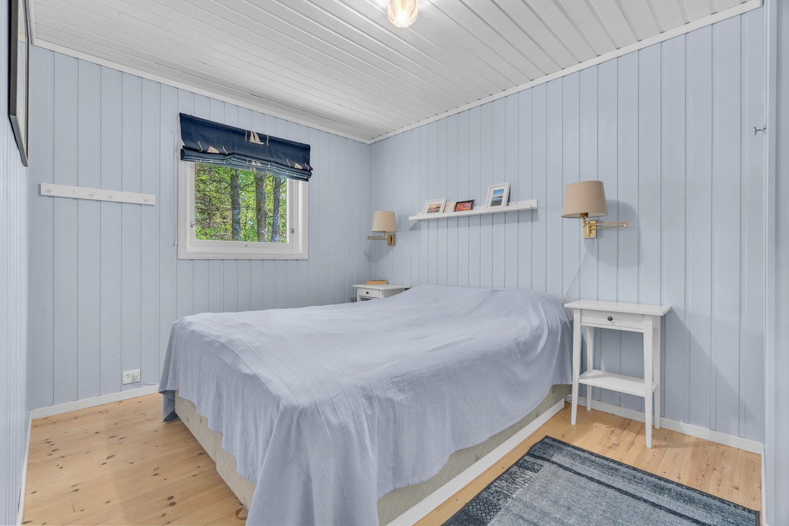 Hovedhytta har tre soverom. Dette rommet har furugulv og plass til dobbeltseng. Galleribilde