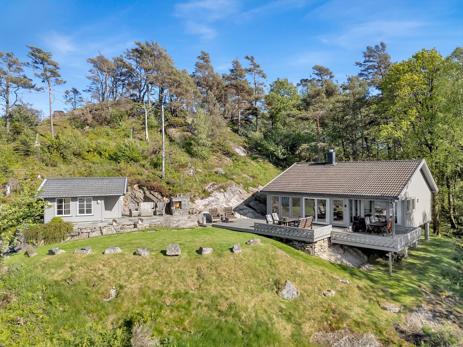 Eiendommen ligger usjenert til på Langøy, kun 61 meter fra sjøkanten. Galleribilde