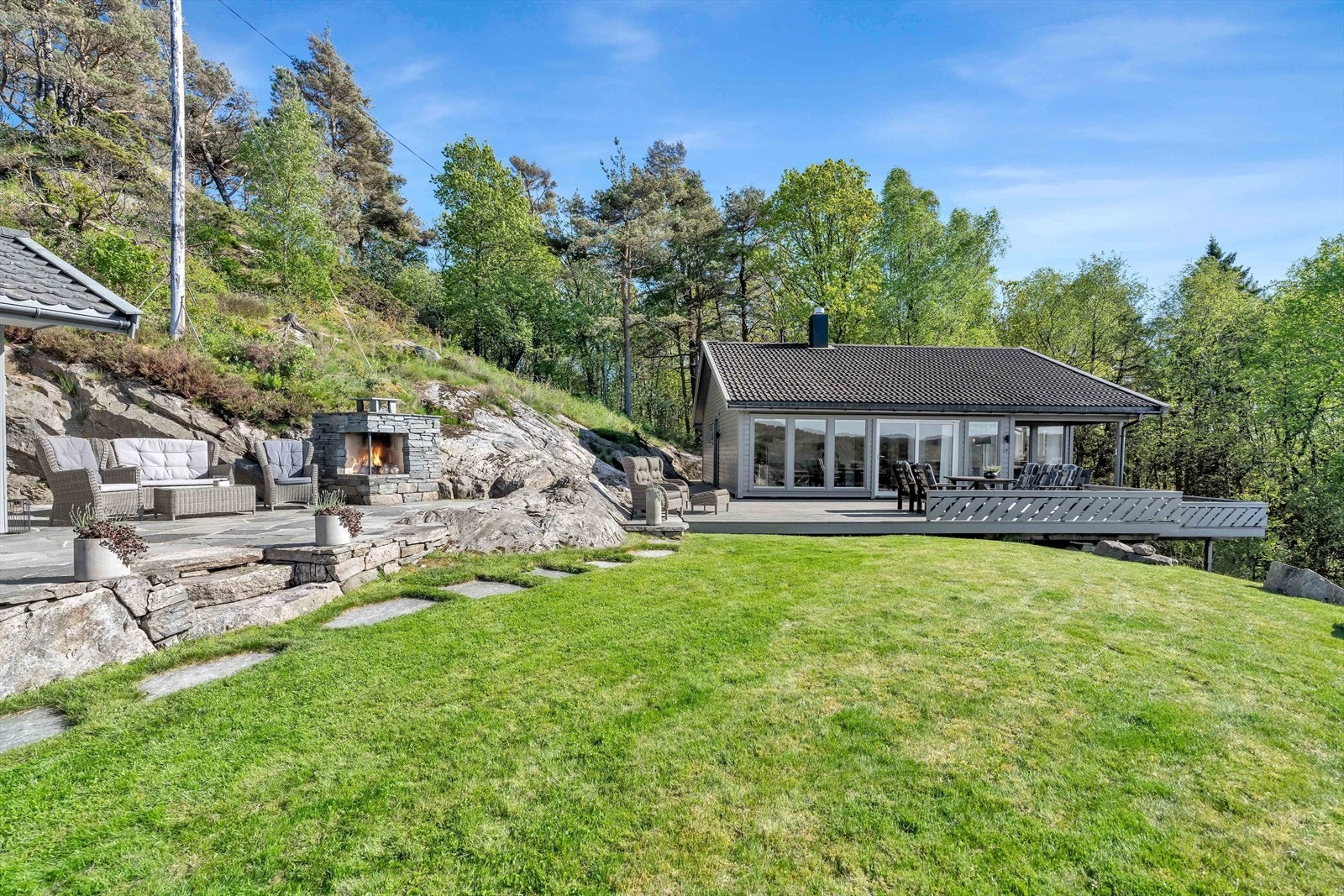 Fritidsboligen er fundamentert på pilarer av betongblokker på fjell. Galleribilde