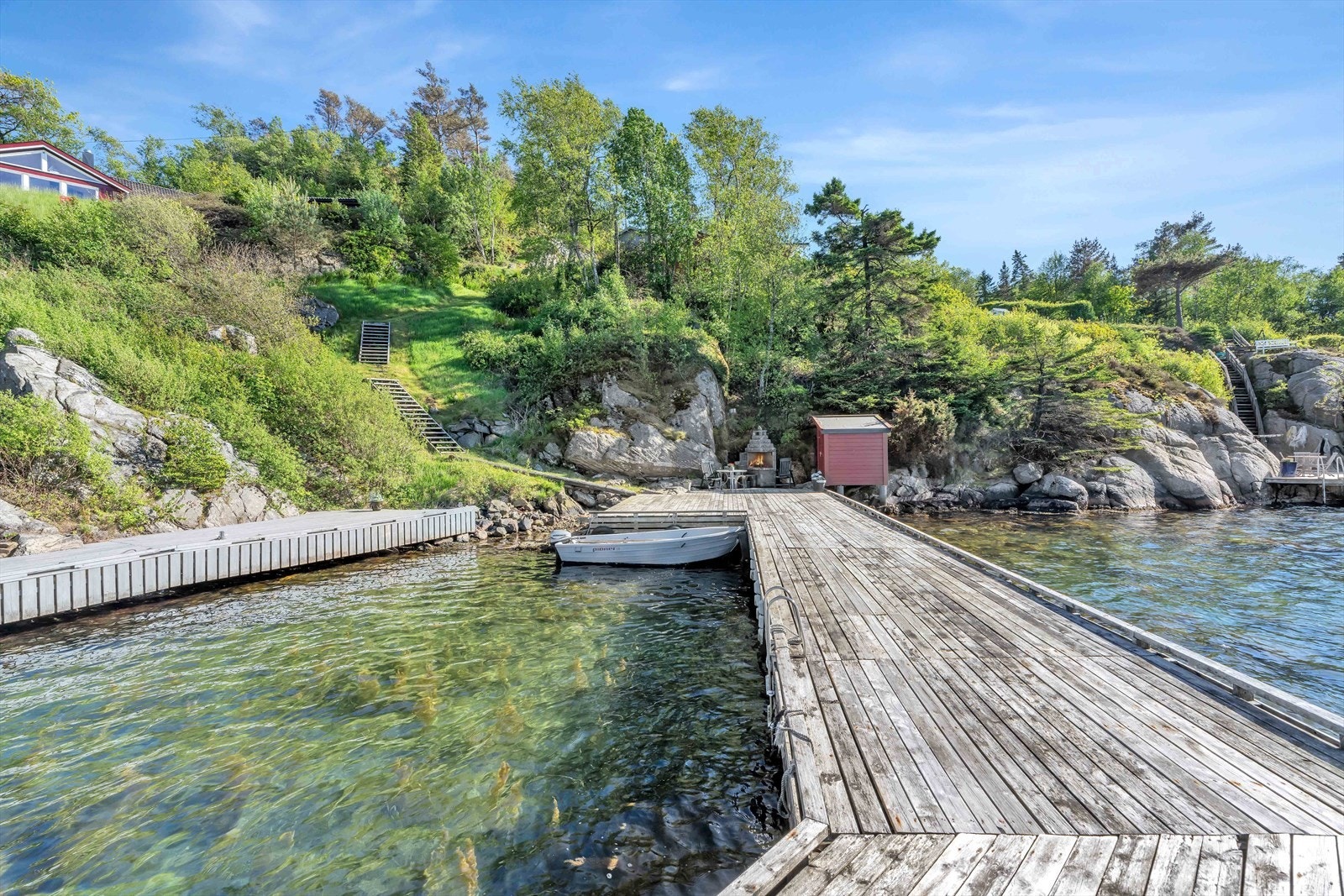 Med egen brygge og tilhørende bod er alt tilrettelagt for et aktivt båtliv i skjærgården utenfor Mandal. Galleribilde