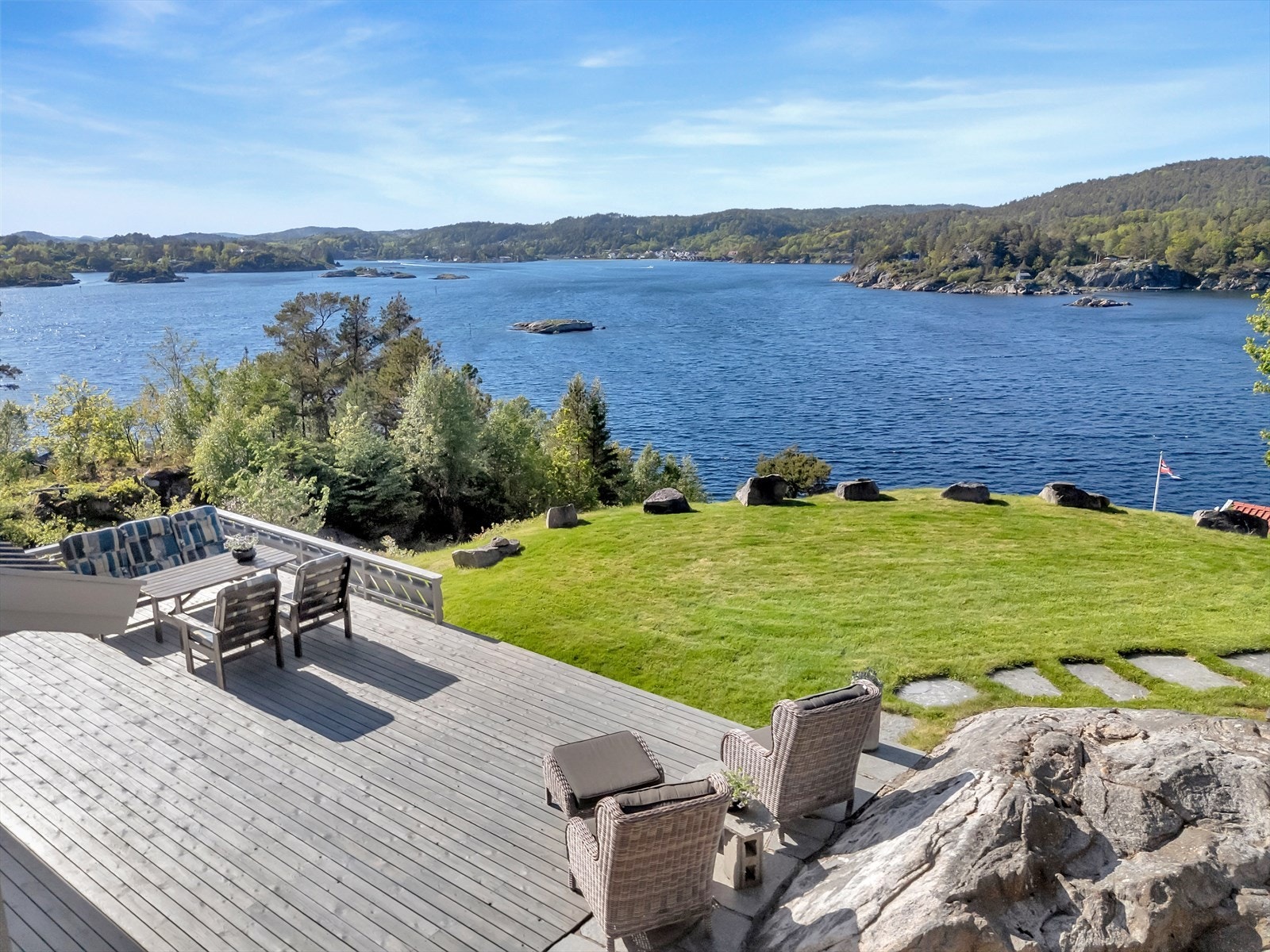 Fra terrassen og tomten er det en vidstrakt utsikt over sjøen og skjærgården. Galleribilde