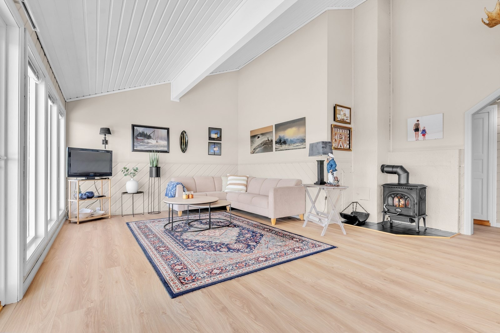 En vedovn sørger for effektiv oppvarming og hyggelig stemning i stuen. Galleribilde