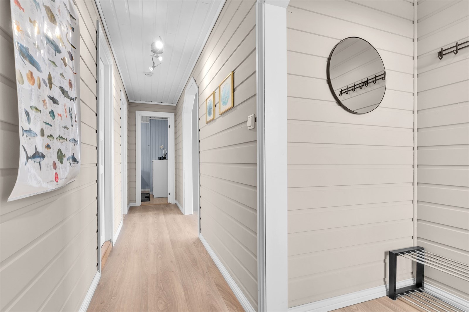 Gangen binder sammen soverommene og oppholdsrommene. Gulvet har laminat lagt i 2022. Galleribilde
