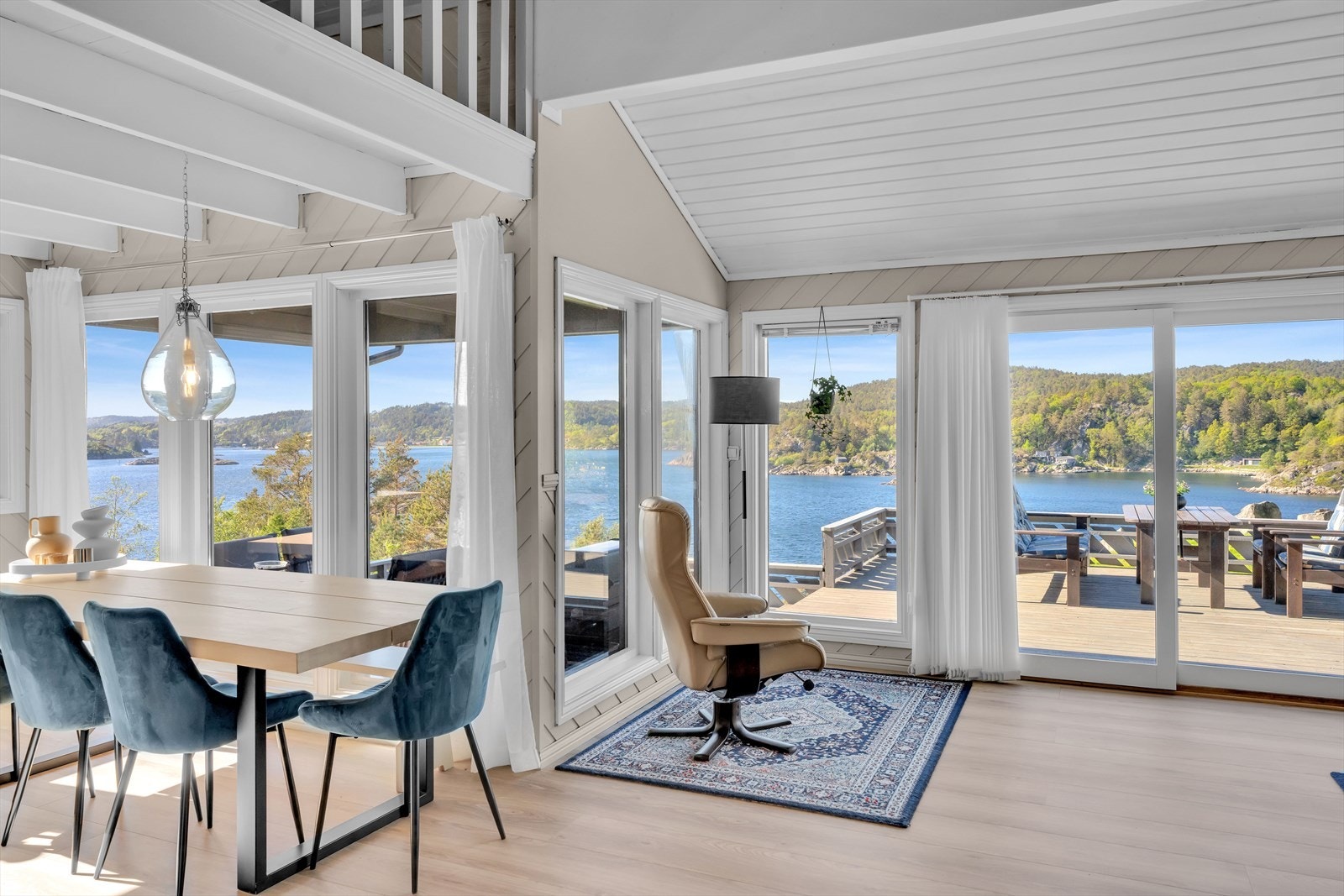 Spiseplassen er praktisk plassert i tilknytning til kjøkkenet, med store vinduer mot sjøen. Galleribilde