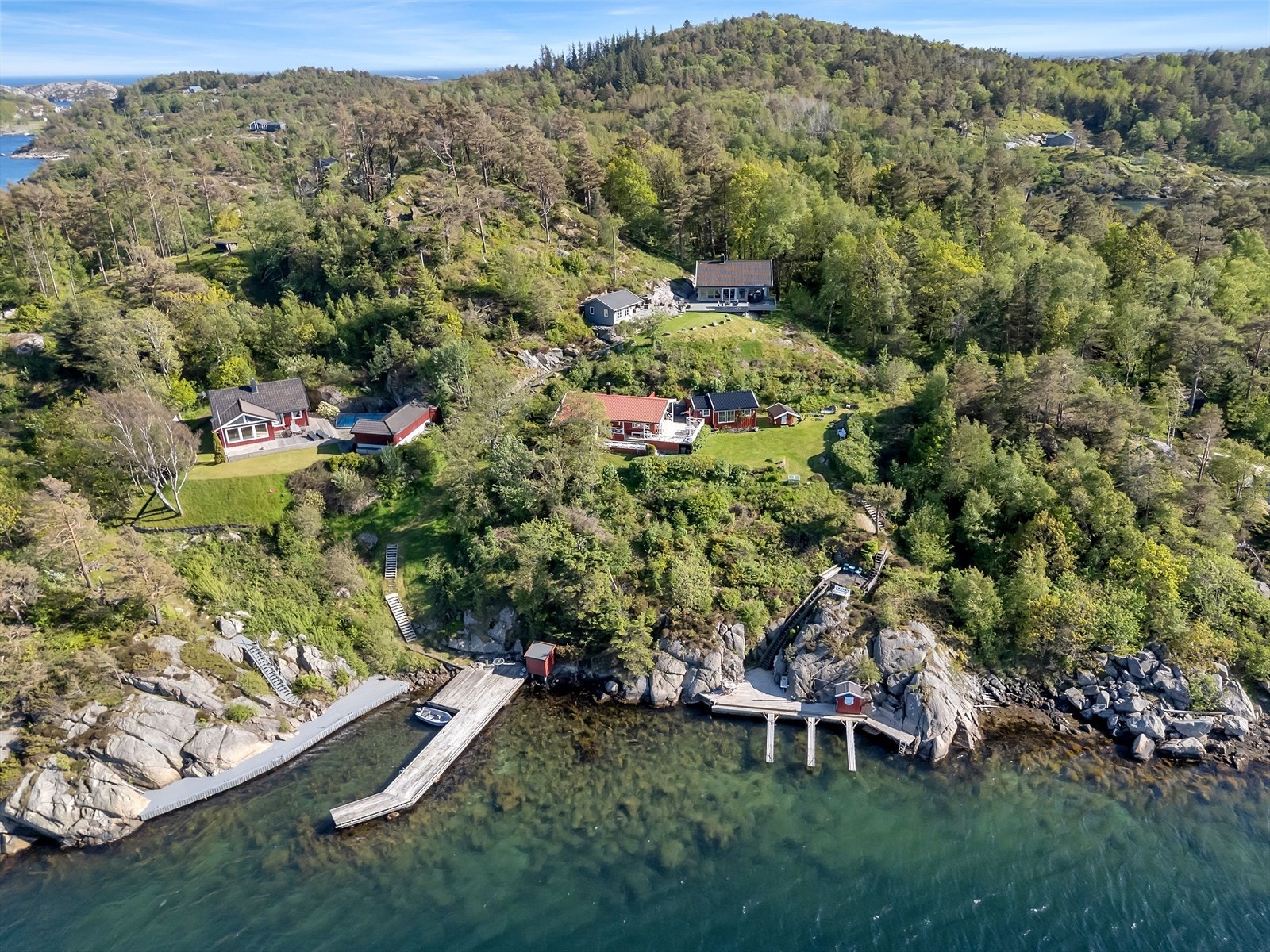Eiendommen har en attraktiv beliggenhet med egen bryggeplass. Galleribilde