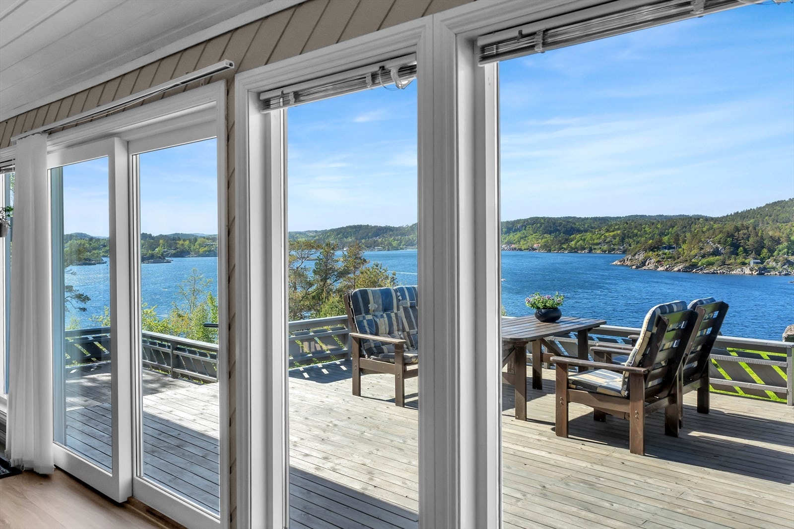 Utsikten kan nytes fra de fleste rom i hytta. Galleribilde