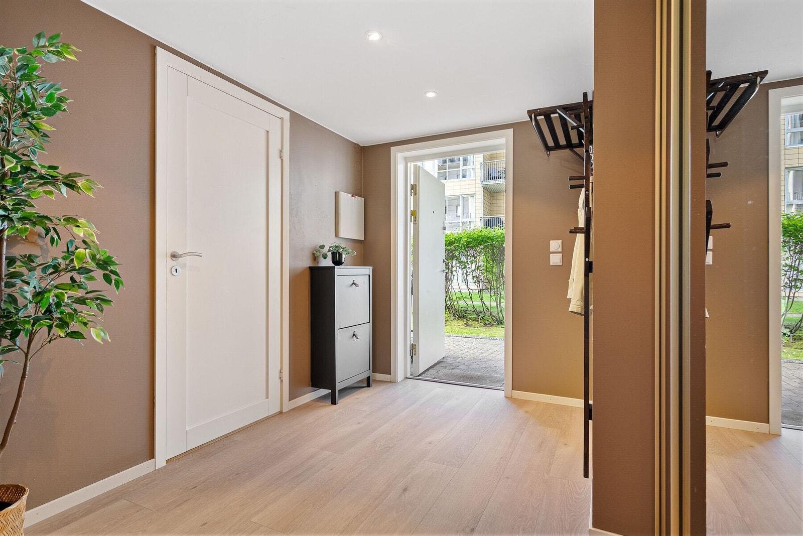 Innbydende entré på 7 m² med praktisk skyvedørsgarderobe. Galleribilde