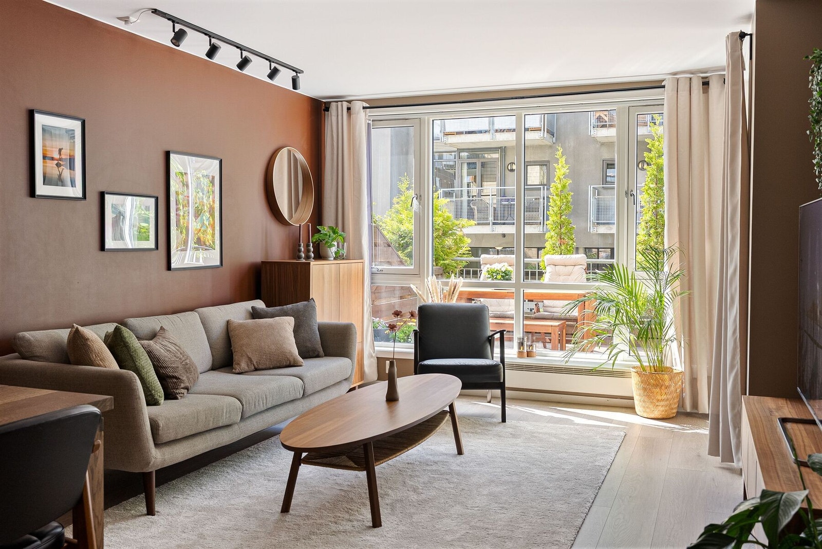 Leiligheten holder en moderne standard med nyere gulv og moderne fargenyanser. Galleribilde