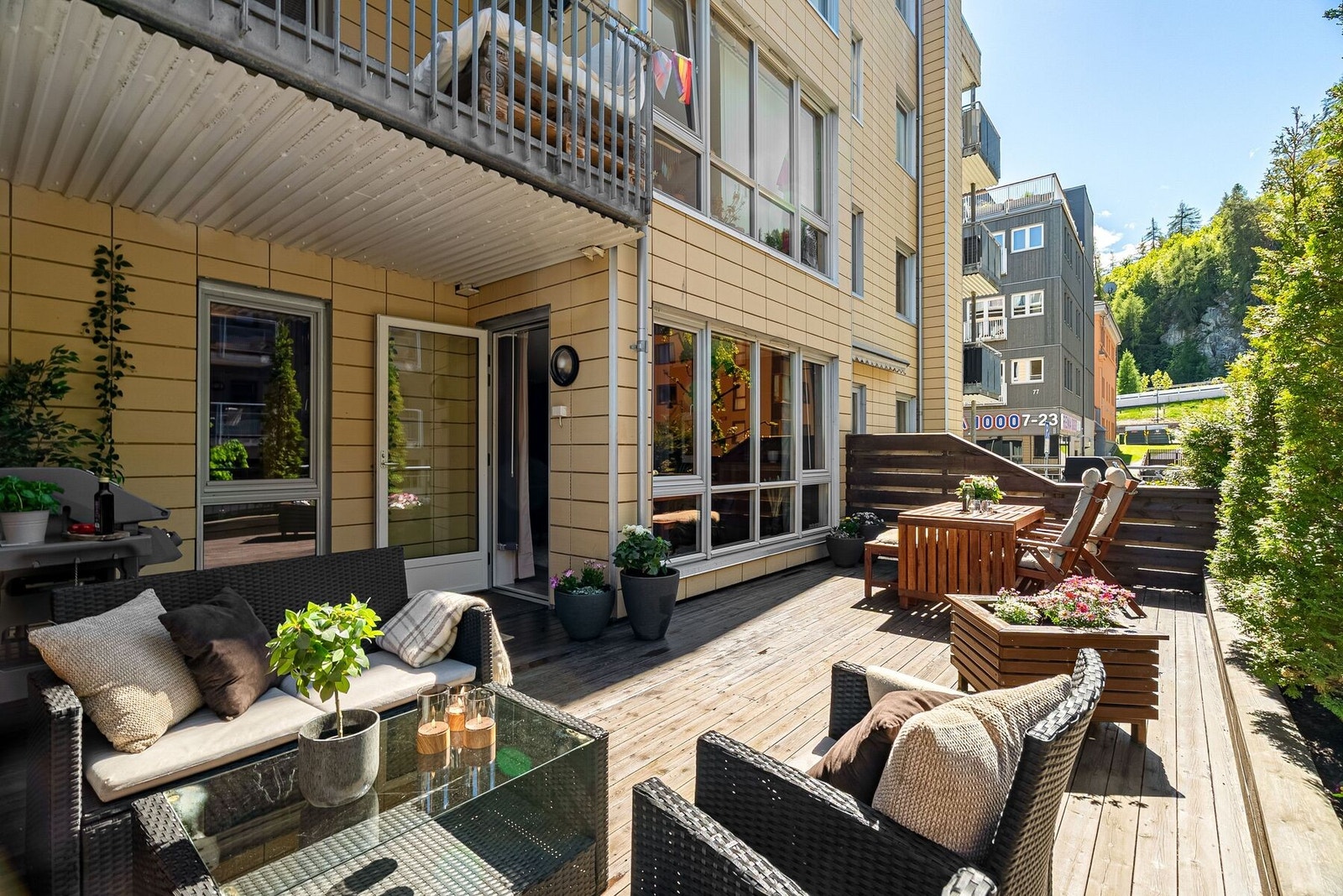 En av leilighetens kvaliteter er en privat terrasse på hele 32 m² som nyter godt av gode solforhold. Galleribilde