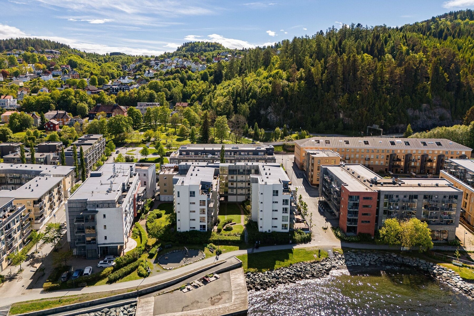 Det er kort sykkel- og gangavstand til flere av byens største arbeidsplasser og studiesteder, inkludert St. Olavs hospital, NTNU og BI. Galleribilde