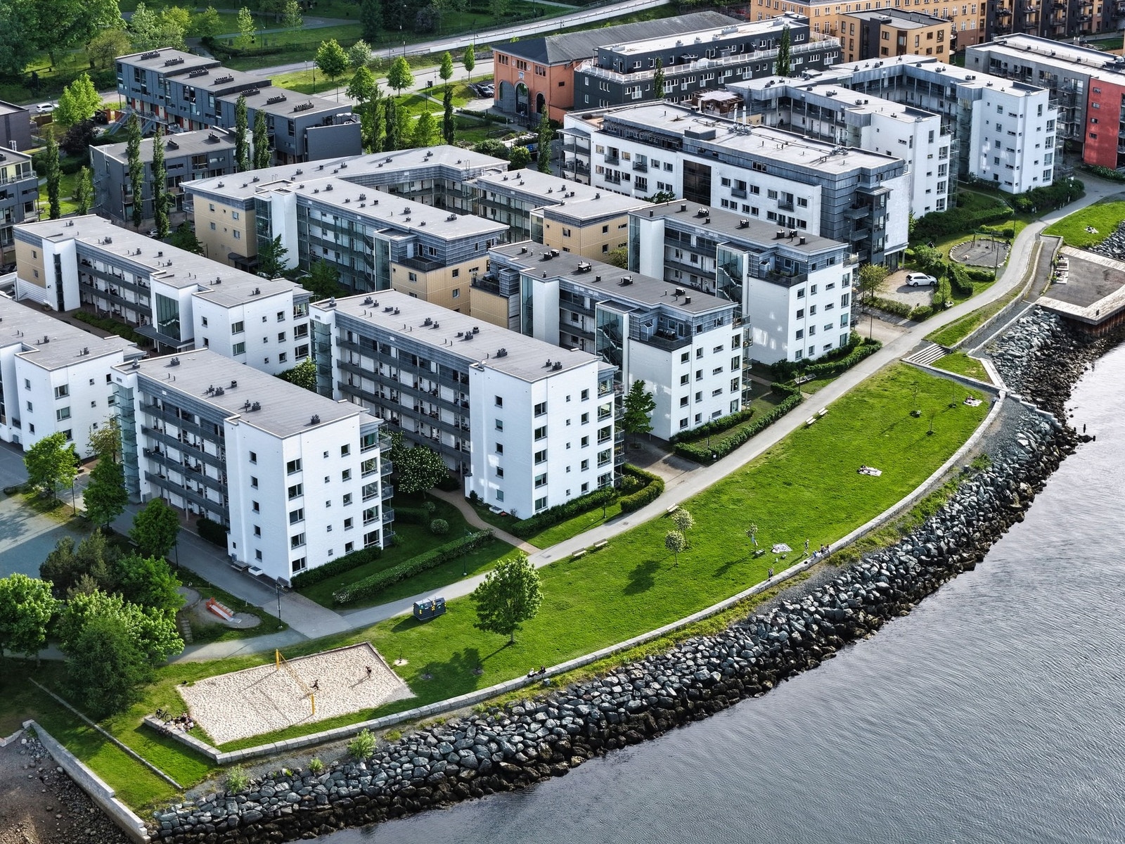 Området er tilrettelagt for alle aldre og byr på en rekke fasiliteter som volleyballbane, badestrand, lekeplass og parkområder med benker. (Selgers eget bilde) Galleribilde