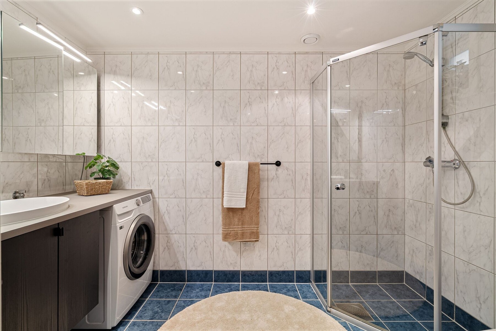Lyst helfliset bad med behagelig varme i gulv, dusj, opplegg for vaskemaskin og toalett. Badet ble i 2020 oppgradert med ny servantinnredning. Galleribilde