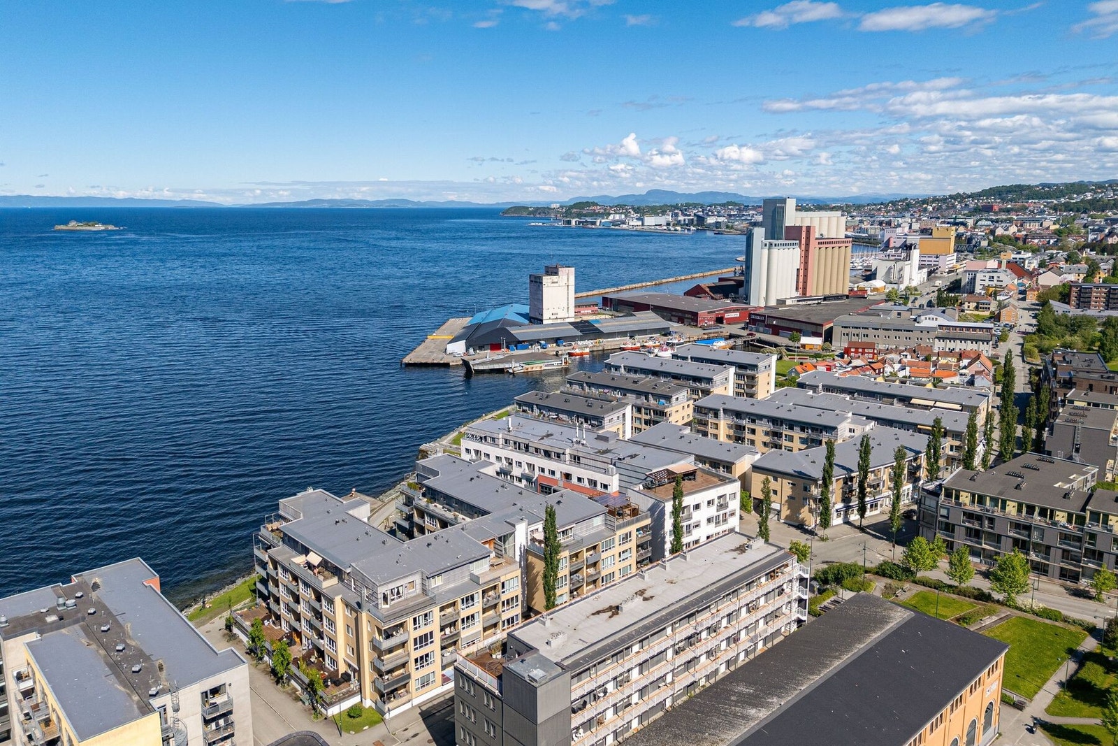 Nærområdet byr på flotte rekreasjonsmuligheter med gangavstand til både sjøen ved Skansen og grønne parkområder som Ilaparken. Galleribilde