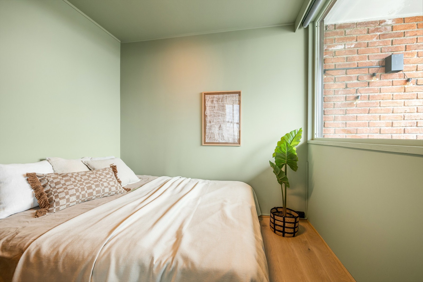 Pent soverom med god plass til dobbelseng. Galleribilde