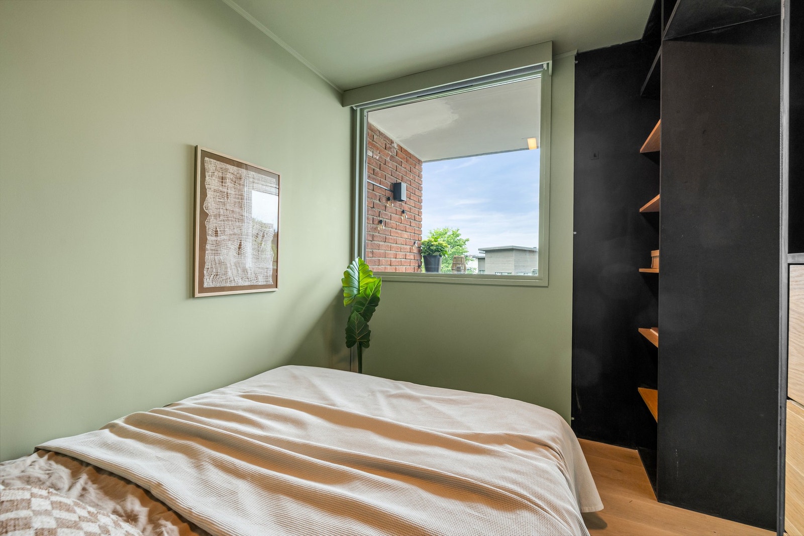 Stort vindu som slipper inn rikelig med naturlig lys. Galleribilde