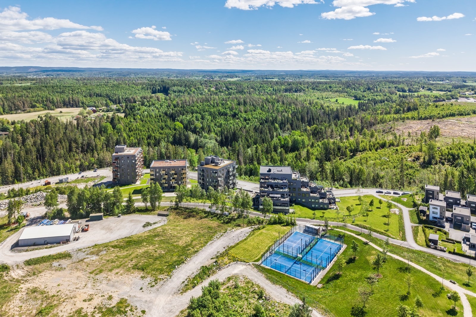 Et veletablert boligområde med nærhet til skoler, barnehager og utendørs padelbane Galleribilde