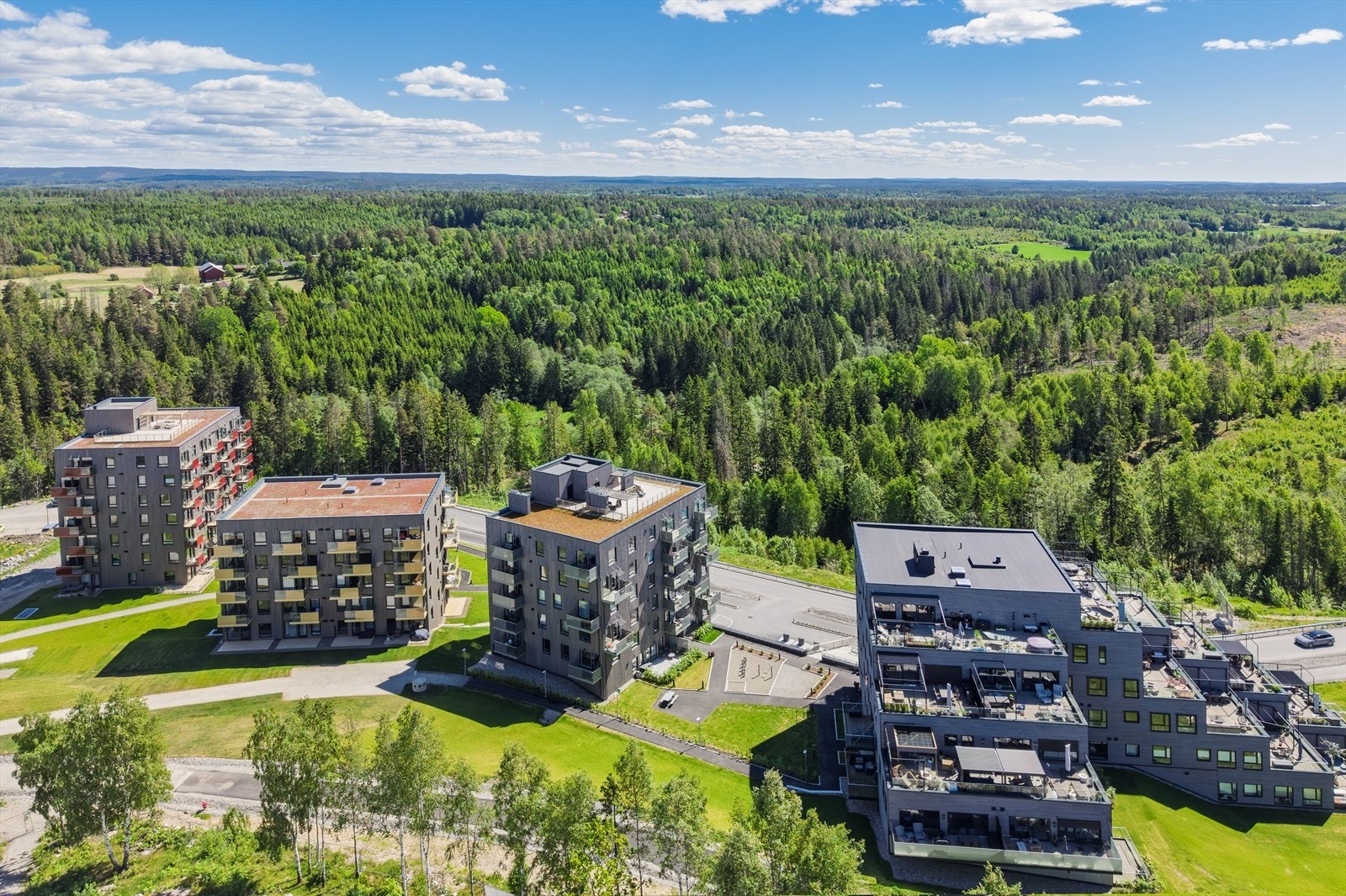 Det er gangavstand til Vestby stasjon, hvor Follobanen gir en reisetid til Oslo S på ca. 20 minutter. Galleribilde
