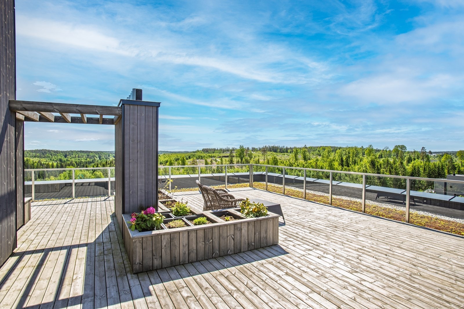Takterrassen er innredet med flere sittegrupper og plantekasser, et sosialt samlingspunkt for beboerne. Galleribilde