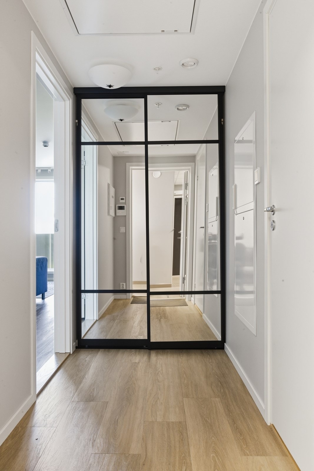 Praktisk skyvedørsgarderobe i entre/gang. Balansert ventilasjonsanlegg er bygget i himling. Galleribilde