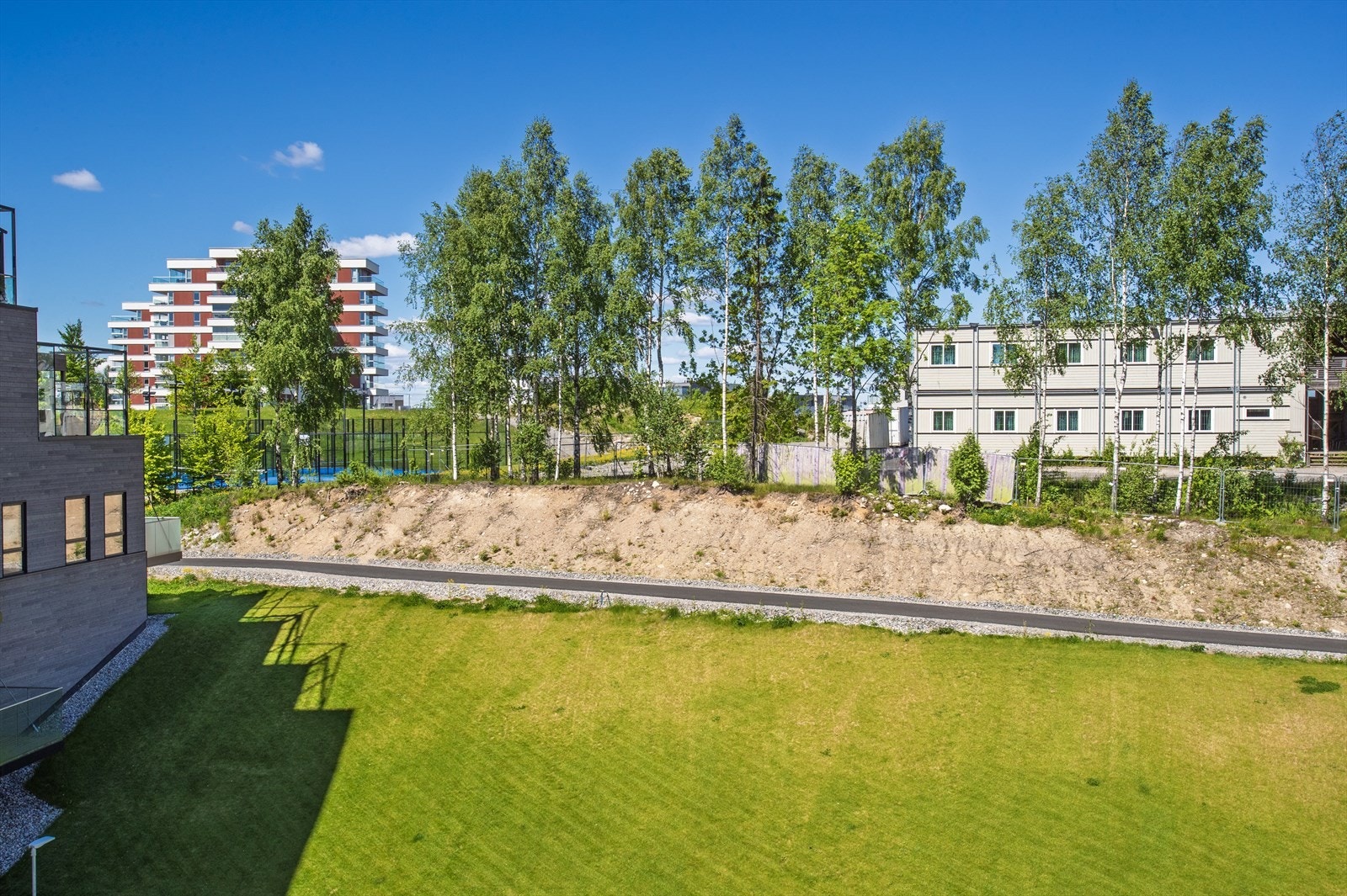 Kort vei til Vestby Arena med flerbrukshall og fotballbaner. Galleribilde