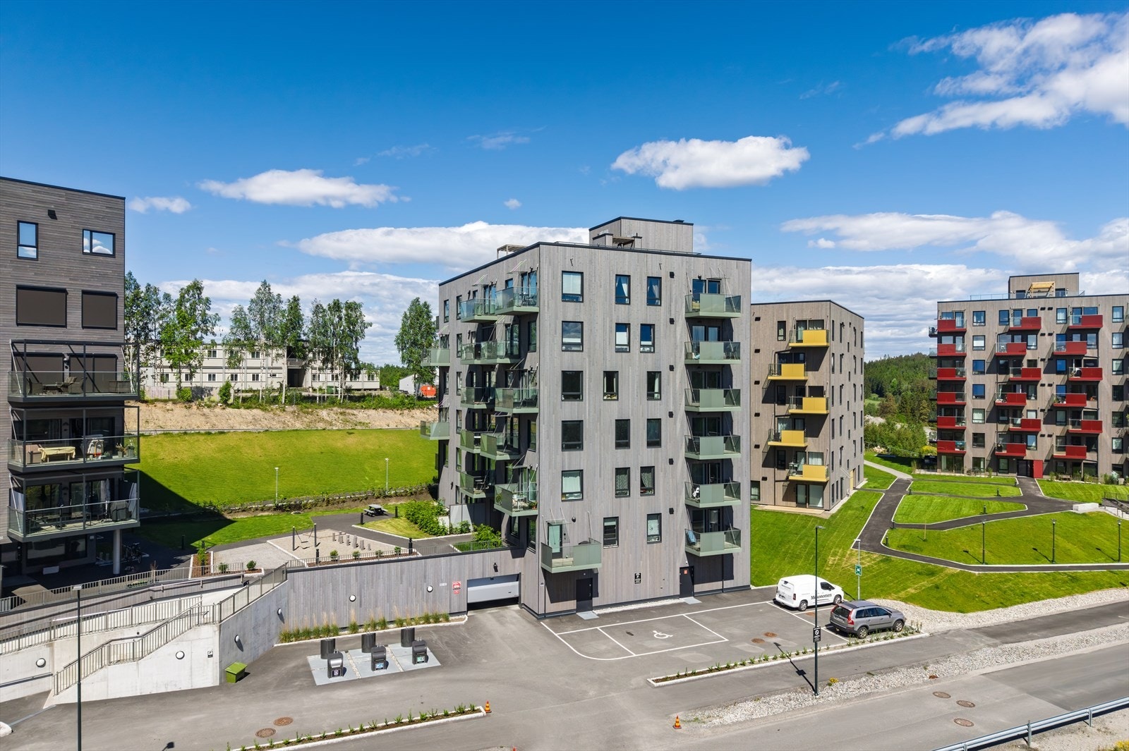 Bygget ligger fint til i terrenget med grønne omgivelser. Galleribilde