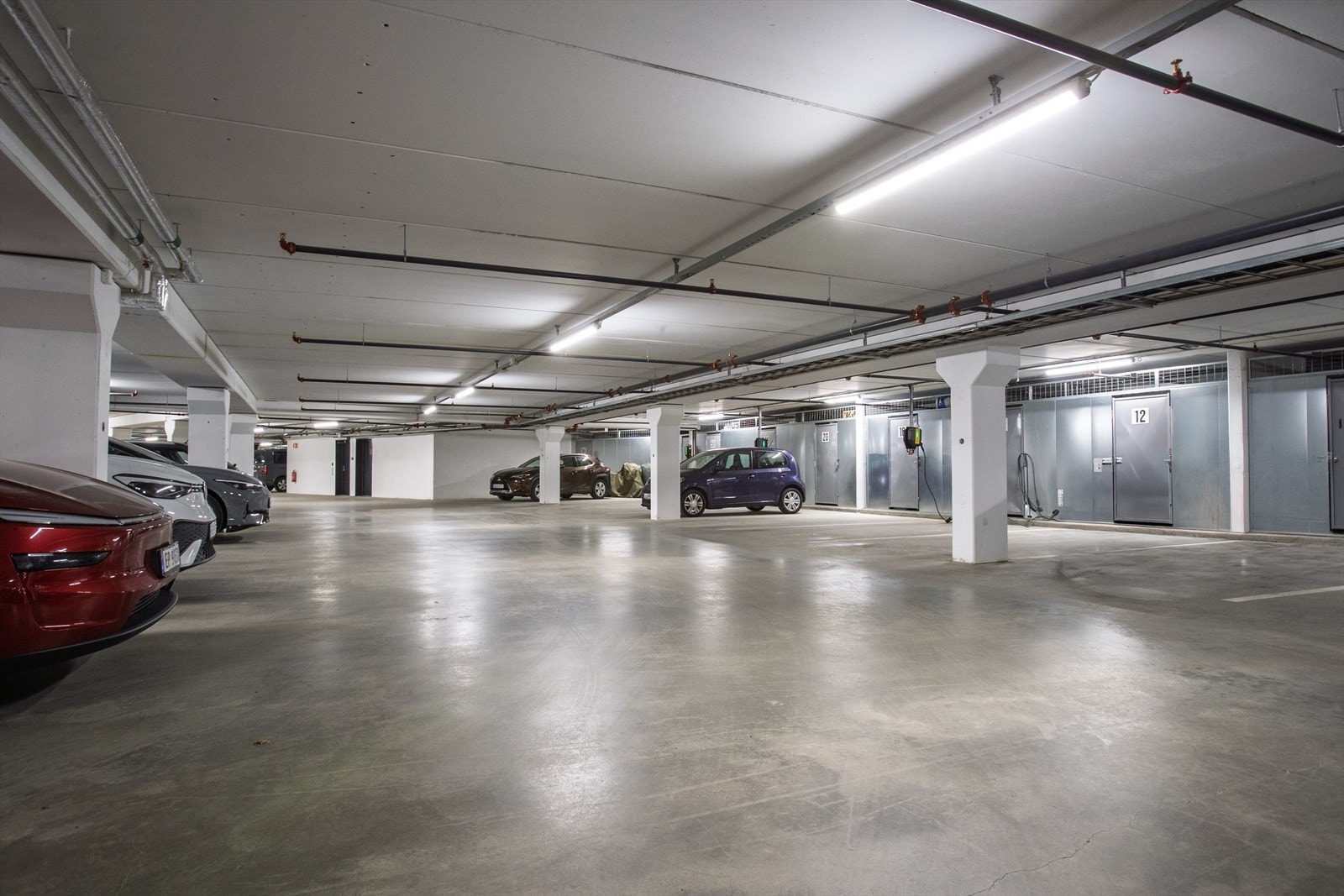 Leiligheten disponerer garasjeplass og bod på cirka 5 kvadratmeter i fellesarealene. Galleribilde