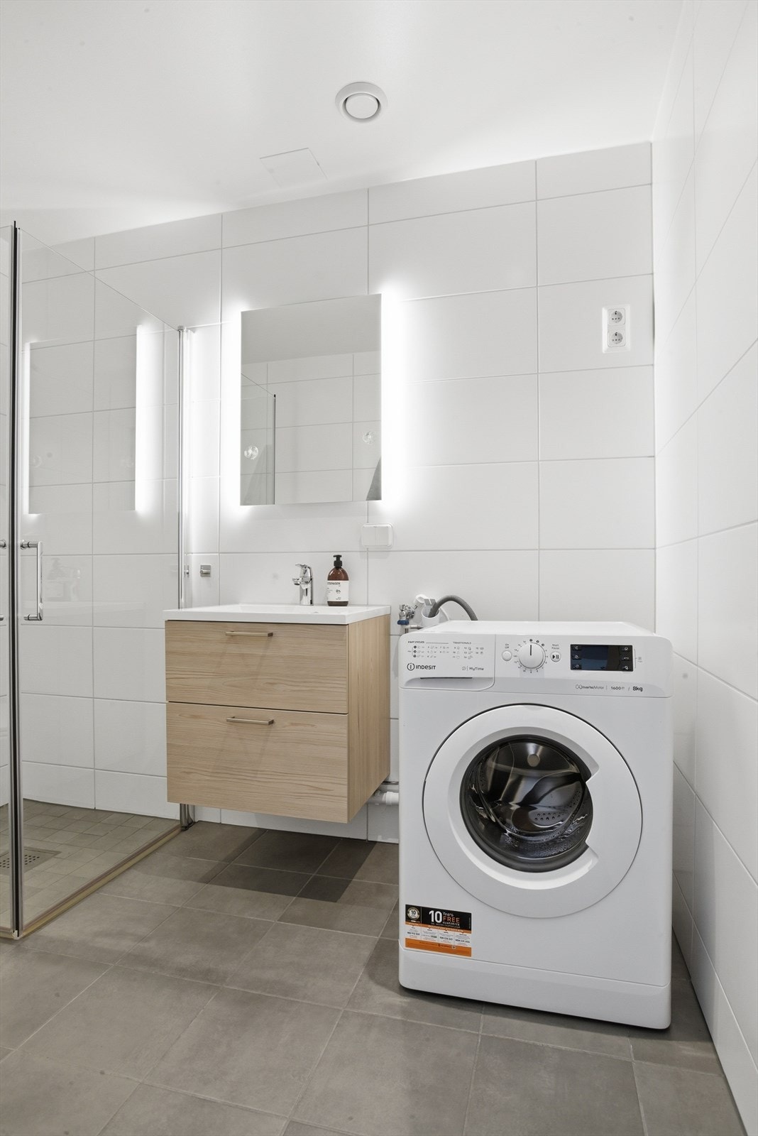 Badet er praktisk innredet med opplegg for vaskemaskin. Galleribilde