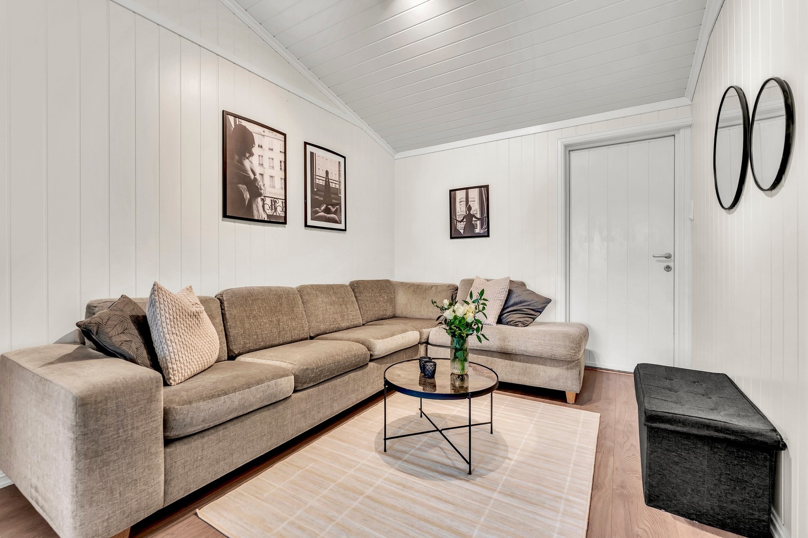 Her er det super ungdomsfløy med rom som godt rommer både sovedel og oppholdsdel med sofagruppe Galleribilde