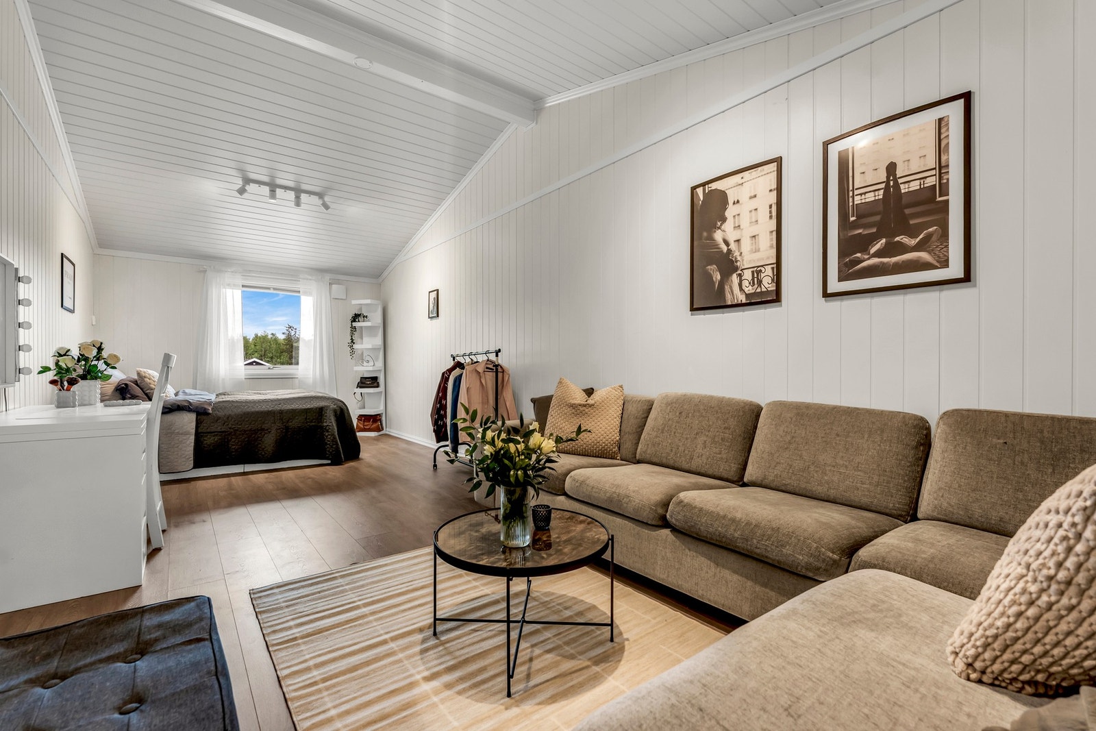 Stort soverom/stue som er ombygd fra tidligere garasje Galleribilde