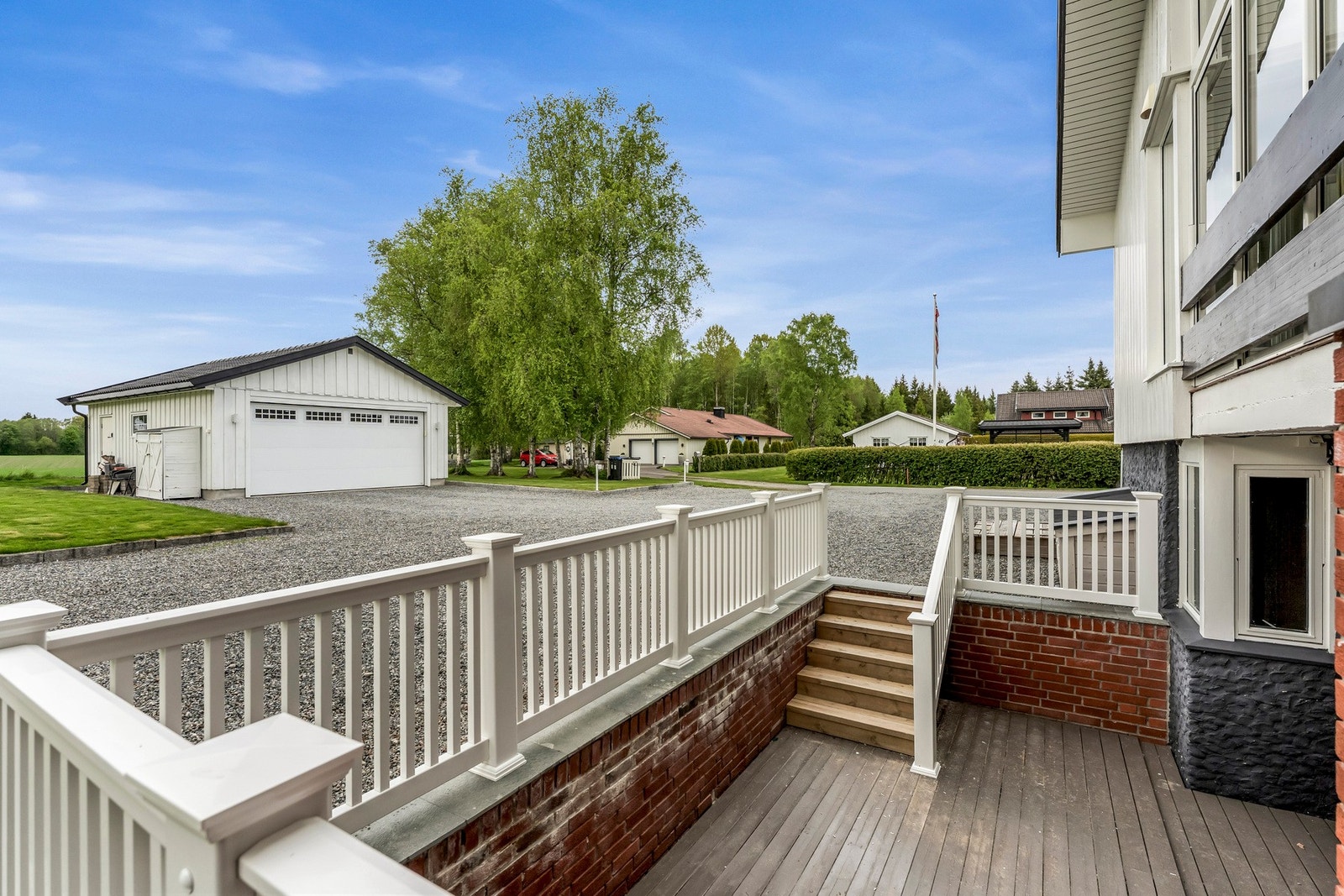 Stor uteplass til leiligheten i kjelleren. Terrassegulvet vil bli vasket og nybeiset før visning Galleribilde