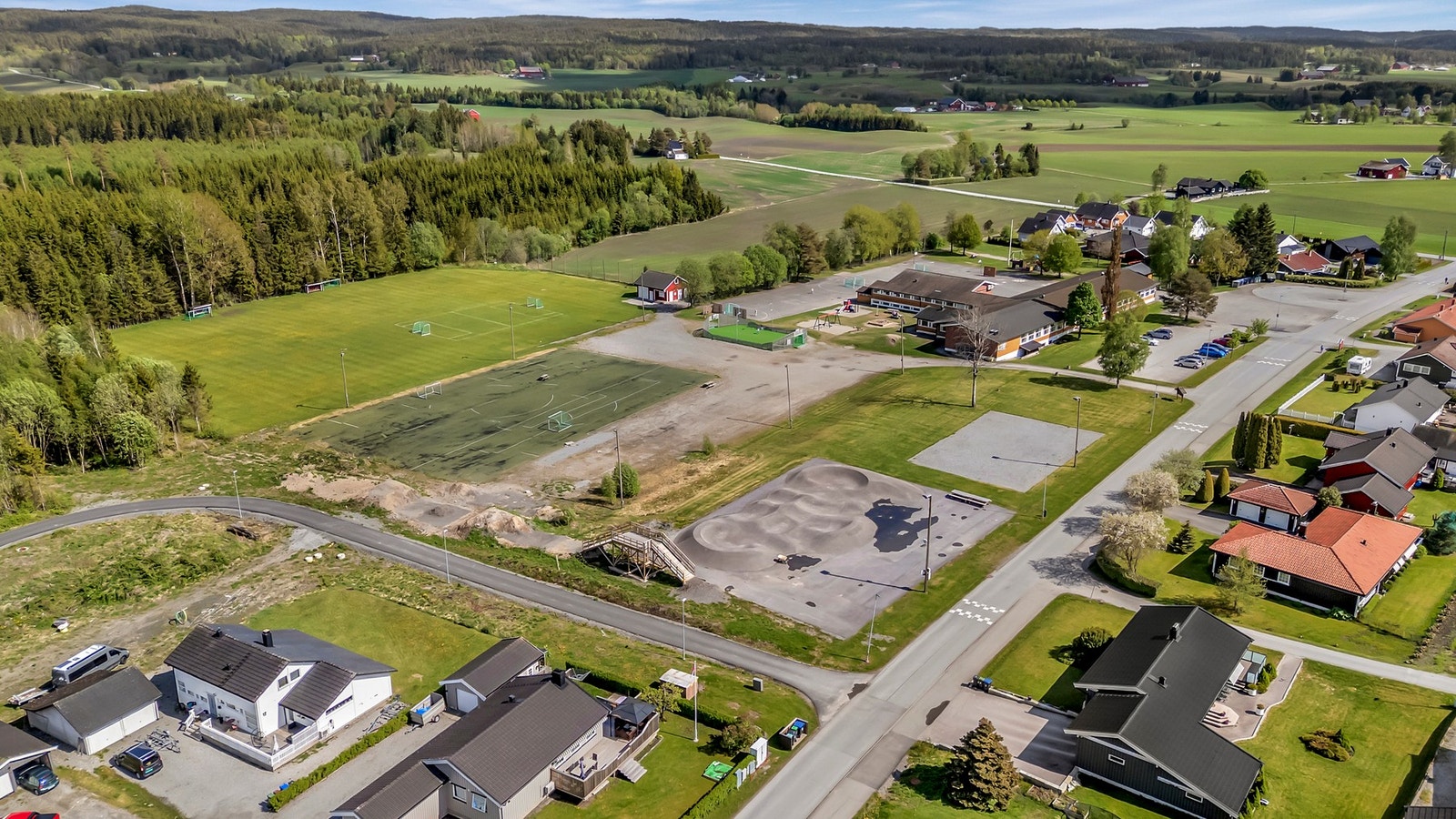 Eiendommen ligger i et populært boligområde i tettstedet Trømborg. Her er det barneskole og barnehage i umiddelbar nærhet og herlige aktivitetsområder for barna Galleribilde