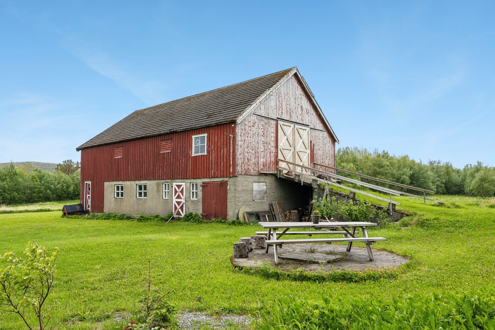 Eiendommen fremstår som luftig og åpen, med gode uteområder og naturlige omgivelser. Galleribilde