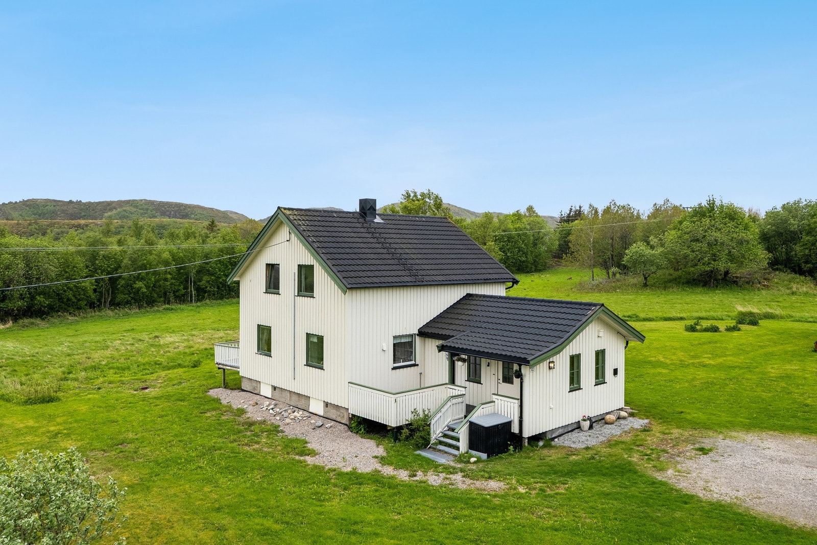 I følge gårdskart består arealet av ca. 2,8 mål fulldyrka jord, 3,8 mål produktiv skog, 4,7 mål annet markslag og ca. 3 mål bebygd. Galleribilde