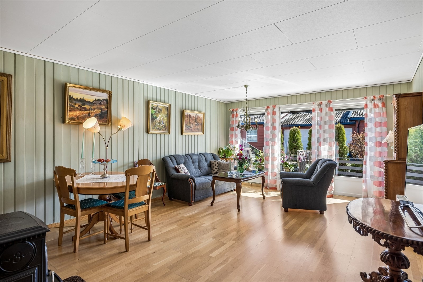 Lyse himlingsplater i taket og vegger med stående panel. Galleribilde