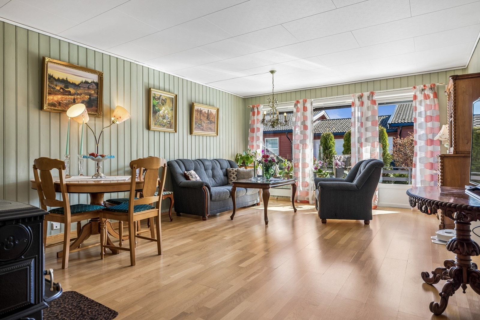 Store vindusflater slipper inn rikelig med dagslys. Galleribilde