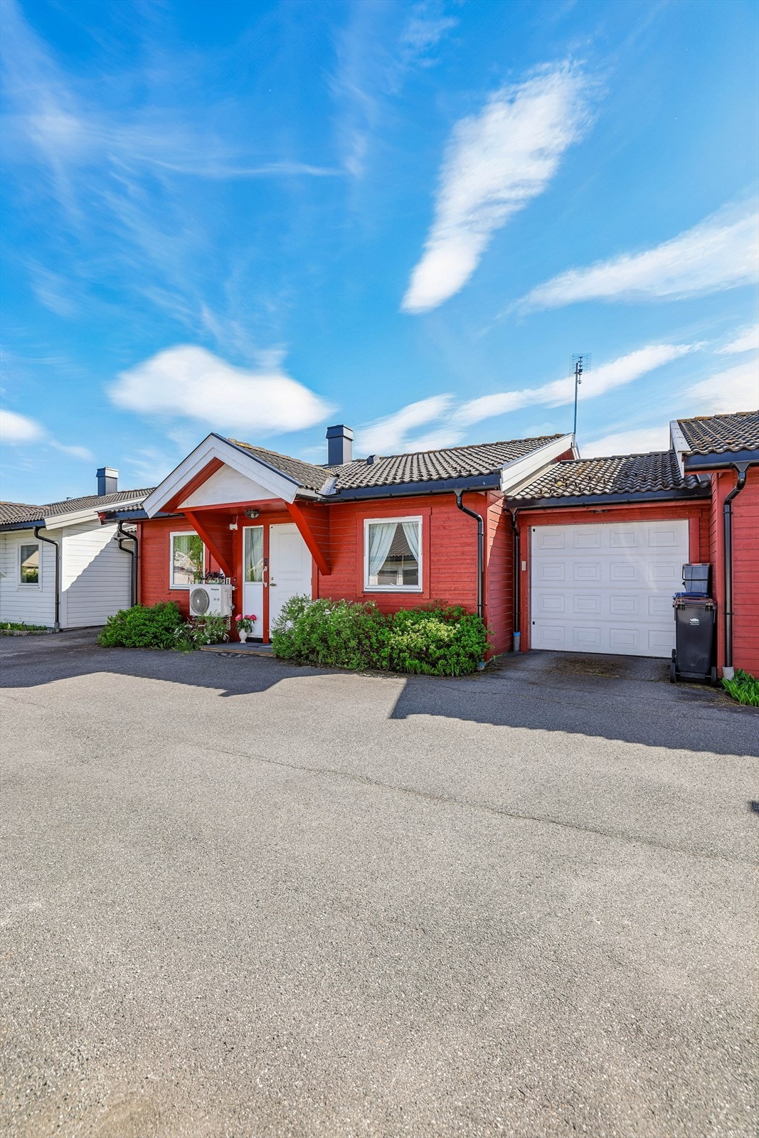 Integrert garasje med asfaltert gulv, strøm og fjernstyrt portåpner i stål. Galleribilde