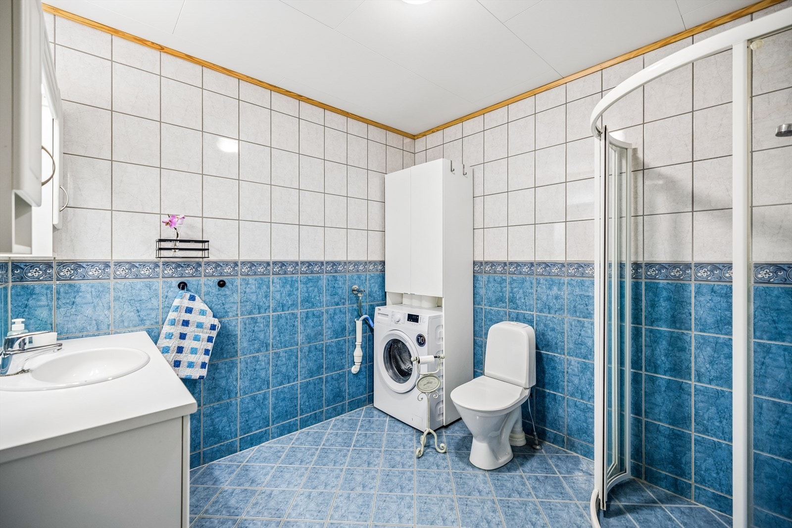 Det er opplegg for vaskemaskin og rommet er tilknyttet boligens ventilasjonsanlegg. Galleribilde