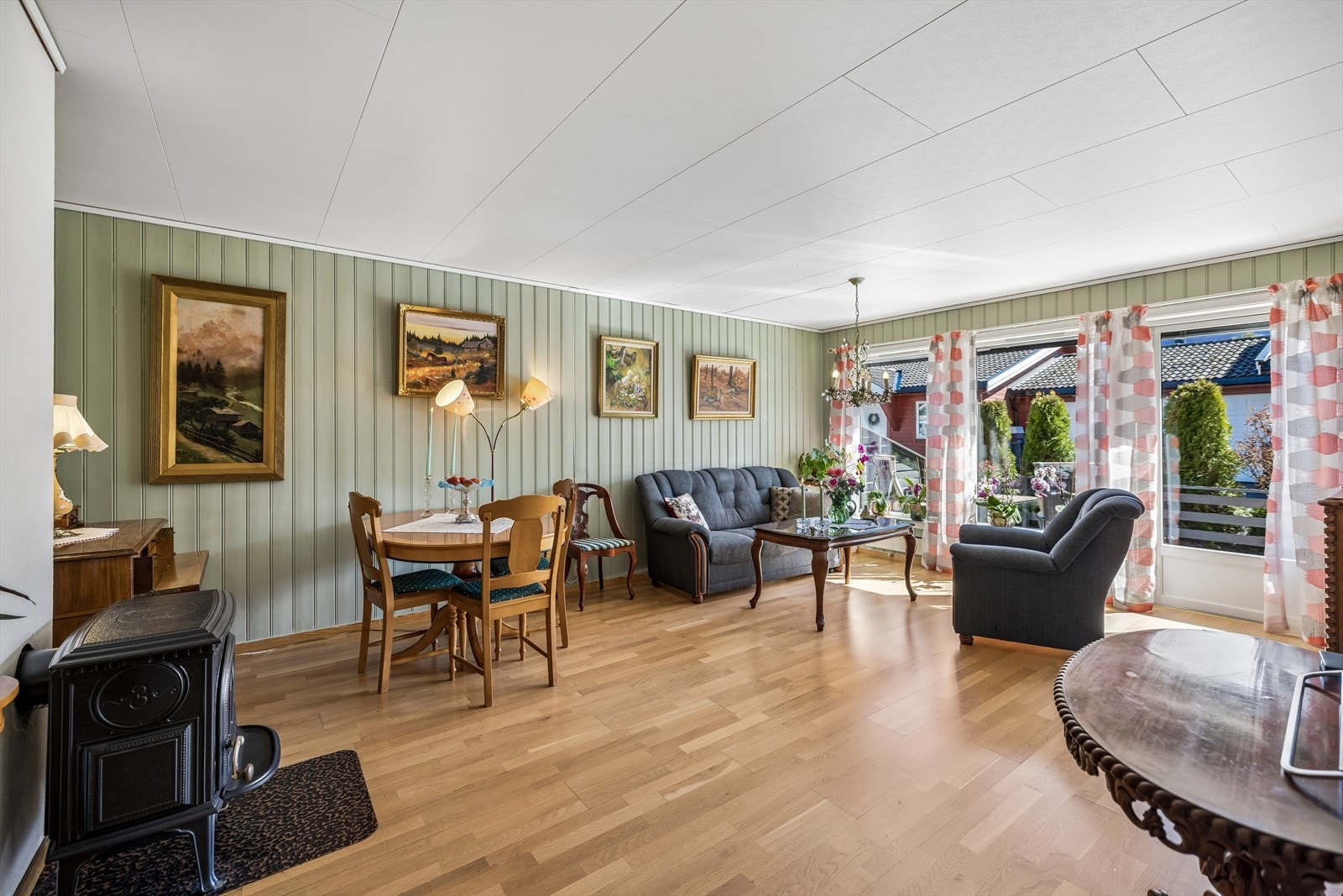 Fra stuen er det direkte utgang til den store, sørvendte terrassen. Galleribilde