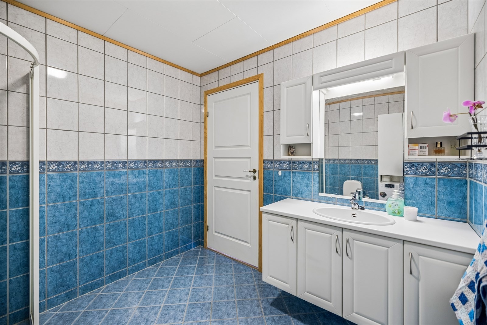 Badet er innredet med servant, toalett og dusjhjørne med innfellbare vegger. Galleribilde